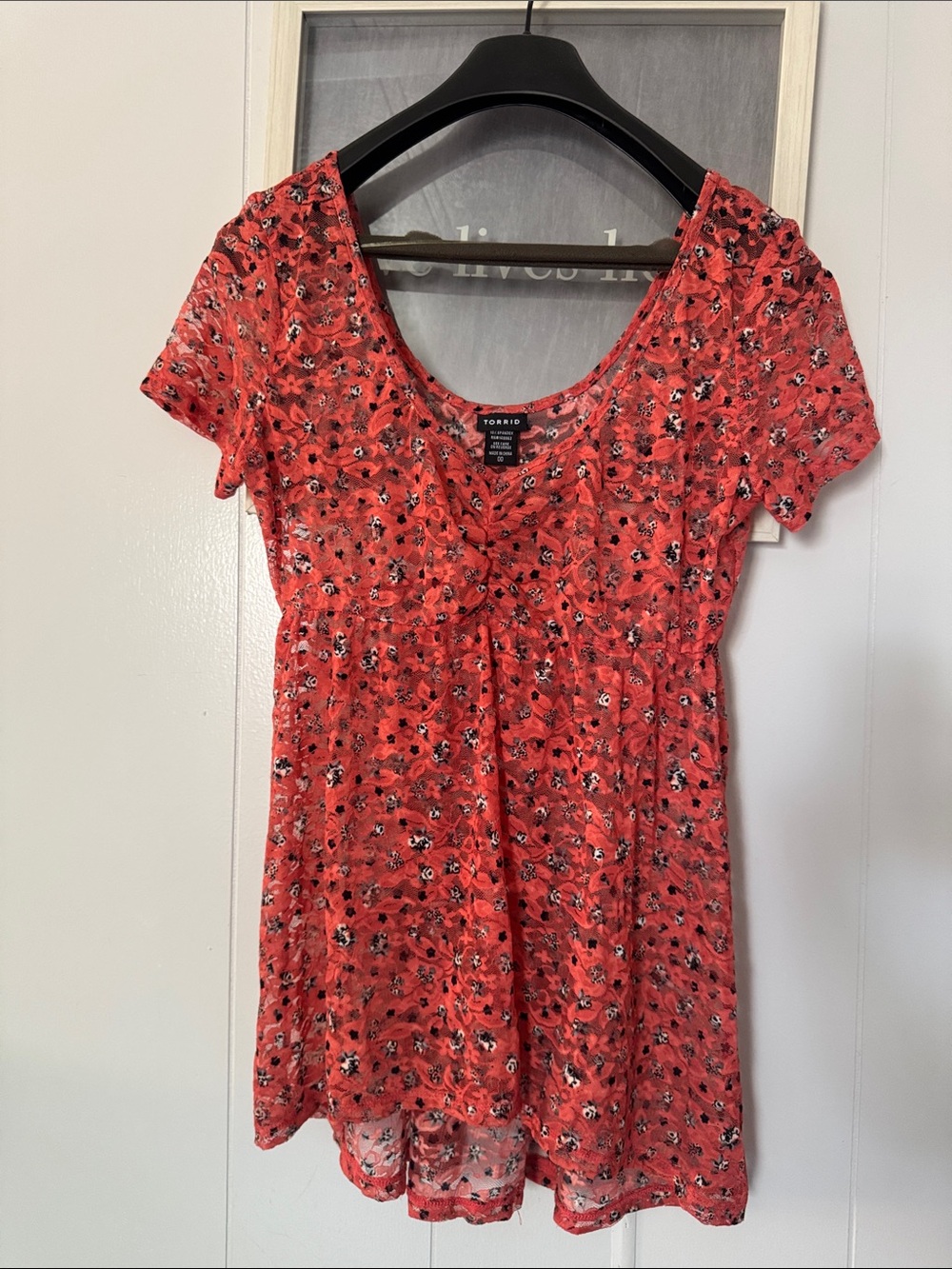 Torrid Red Floral Scoop Neck Short Sleeve Top Sz 00